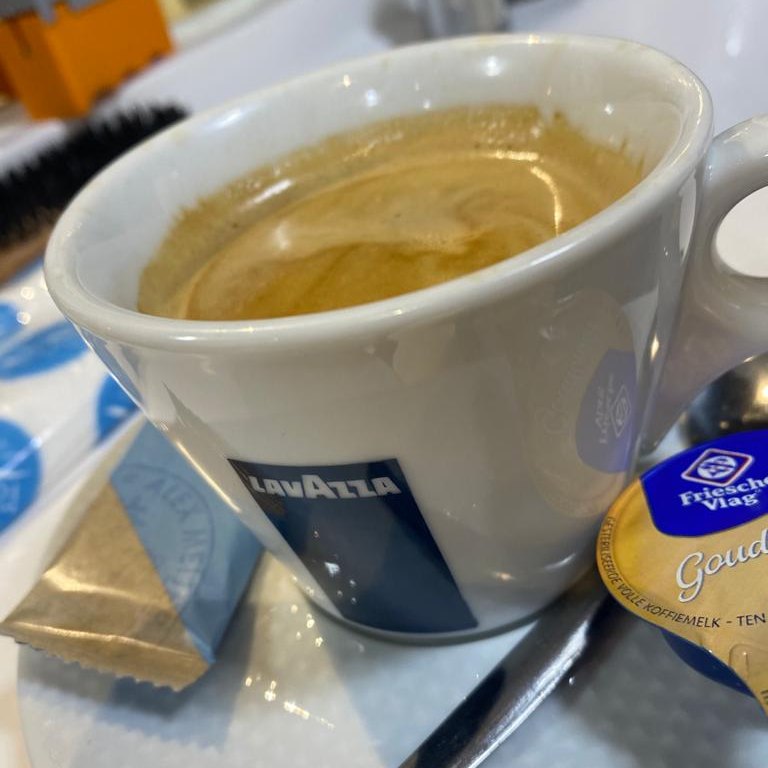 Een kop koffie bij Kapsalon Mus'ab